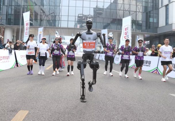 China promove maratona inusitada onde humanos competem com robôs (Foto: Beijing Daily)