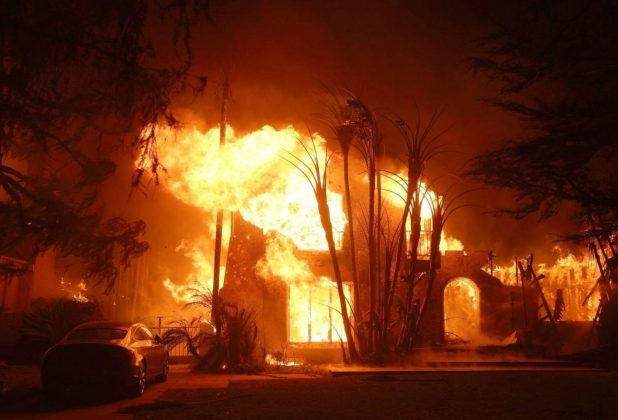 Ele estava prestes a pegar o jantar quando recebeu a ligação sobre um incêndio no cânion. Imediatamente, ele percebeu que o vento estava soprando em direção à sua casa, onde sua mãe, seu pai, seu filho de 2 anos e seu avô de 95 anos estavam (Foto: Reprodução/YouTube)