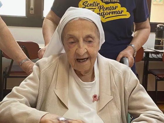 Entre os centenários estudados, há casos impressionantes. A freira Inah Canabarro Lucas, de 116 anos, se recuperou de COVID-19 sem complicações. Laura, de 105 anos, começou a nadar aos 70 e ainda ganha medalhas. Milton, veterinário de 108 anos, manteve a memória afiada e discutia avanços científicos com entusiasmo (Foto: Reprodução/Agência FAPESP)