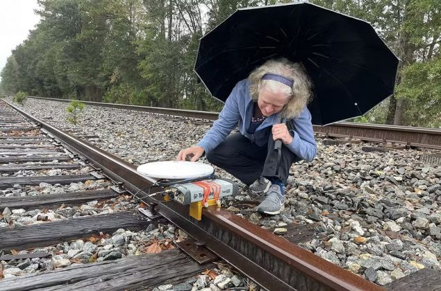 A sismóloga Susan Hough, do US Geological Survey, acredita que sim. Durante suas pesquisas, ela encontrou relatos de tremores, ruídos e vibrações na região, coincidindo com o surgimento da luz. Isso a levou a considerar a hipótese das chamadas luzes de terremoto, um fenômeno raro associado a atividades sísmicas (Foto: Susan Hough)