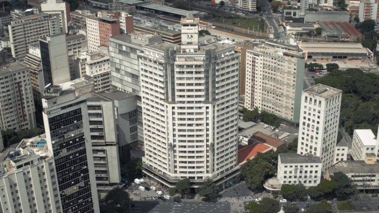 Um dos edifícios mais emblemáticos do centro de Belo Horizonte, o Acaiaca, guarda em sua estrutura um segredo pouco conhecido: um bunker construído durante a Segunda Guerra Mundial (Foto: X)