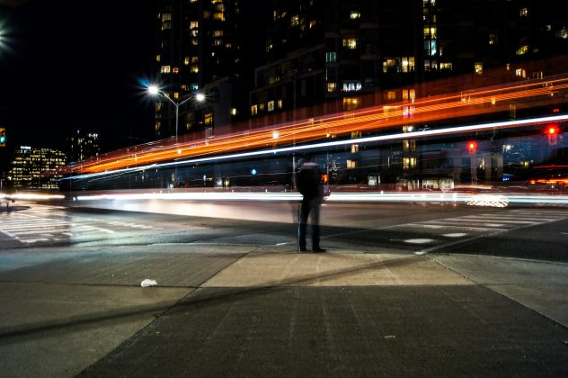 Outro fenômeno seria o Efeito Doppler, em que objetos à frente pareceriam azulados e os atrás, avermelhados (Foto: Unsplash)