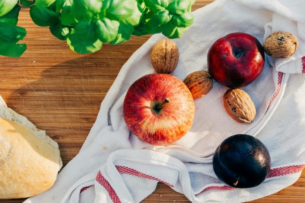 Especialistas sugerem que uma alimentação equilibrada e a inclusão de frutas específicas podem ajudar o organismo a recuperar o equilíbrio (Foto: Unsplash)