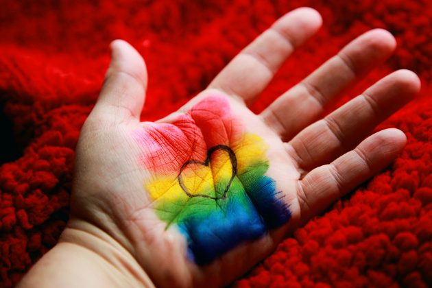 Embora a decisão represente um passo importante para os direitos LGBTQIAP+, especialistas em direitos humanos ressaltam que a Tailândia pode ser uma exceção no continente asiático, onde poucos países reconhecem o casamento igualitário (Foto: Unsplash)