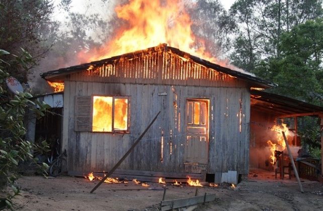 A destruição causada por novos incêndios florestais nos arredores de Los Angeles, na Califórnia, trouxe novamente à tona uma discussão que divide opiniões nos Estados Unidos: a predominância da madeira como principal material na construção de casas (Foto: X)