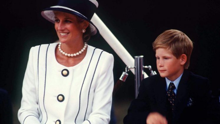 Durante um evento recente, o príncipe Harry compartilhou reflexões sobre os desafios da fama, a busca por privacidade nos Estados Unidos e como acredita que sua mãe, a princesa Diana, gostaria que ele levasse sua vida (Foto: X)