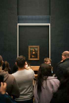 O Museu do Louvre passará por um processo de modernização que inclui uma mudança significativa: a icônica pintura ‘Mona Lisa’, de Leonardo da Vinci, será transferida para uma sala exclusiva (Foto: Unsplash)