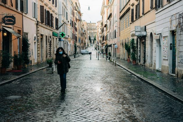 Apesar da preocupação, especialistas e autoridades de saúde garantem que a situação está sob controle e não há risco de uma nova pandemia (Foto: Unsplash)