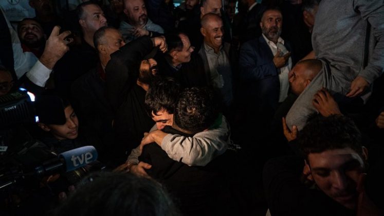 A recente libertação de 90 prisioneiros palestinos, parte de um cessar-fogo envolvendo a Faixa de Gaza, trouxe à tona graves denúncias de abusos em prisões israelenses (Foto: X)