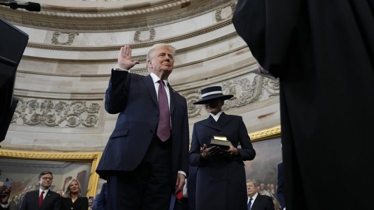 A mostra inclui outros itens históricos, como a Bíblia de Jimmy Carter, aberta no versículo de Miquéias 6:8, que inspirou seu discurso inaugural em 1977 (Foto: X)