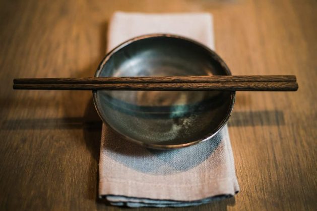 Um homem vietnamita de 24 anos passou três semanas sem perceber que tinha um hashi de 9 centímetros preso atrás do olho (Foto: Unsplash)