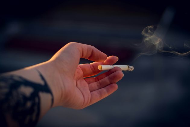 Idosa sofre queimaduras graves ao acender cigarro enquanto usava equipamento de oxigênio e não resiste aos ferimentos (Foto: Unsplash)