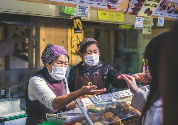 O metapneumovírus humano (HMPV), um agente infeccioso que causa sintomas respiratórios semelhantes aos da gripe, tem registrado aumento no número de casos no norte da China, principalmente em crianças (Foto: Unsplash)