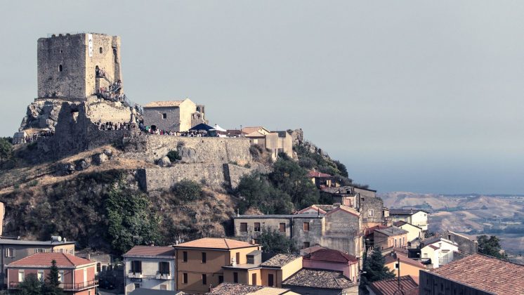 A vila, localizada no sul da Itália, sofre com a falta de infraestrutura de saúde, especialmente em situações de emergência (Foto: X)