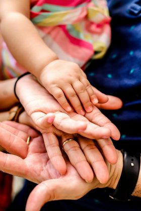 Desde o nascimento, o menino convivia com todos no mesmo ambiente, e, ao longo dos anos, estabeleceu um vínculo afetivo sólido com os tios, que assumiram o papel de pais em sua rotina (Foto: Unsplash)