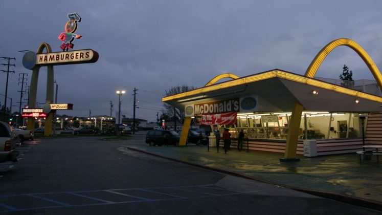 Localizado na cidade de Downey, a cerca de 19 quilômetros de Los Angeles, este restaurante é o mais antigo da rede McDonald's ainda em funcionamento (Foto: X)