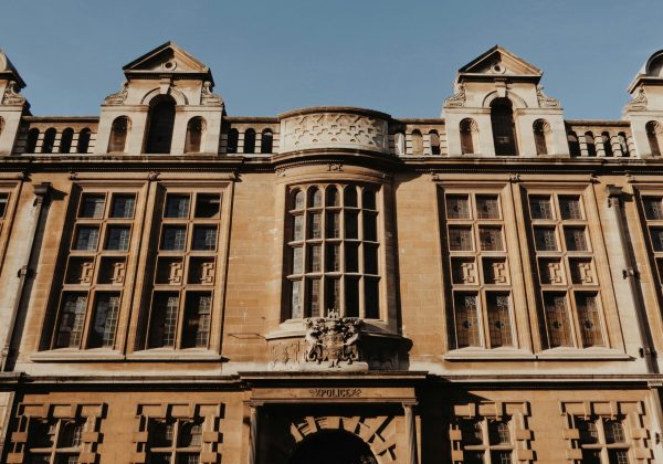 Durante a audiência no Tribunal de Magistrados de Brighton, o réu também admitiu ter entregue um presente de Dia dos Namorados (Foto: Unsplash)