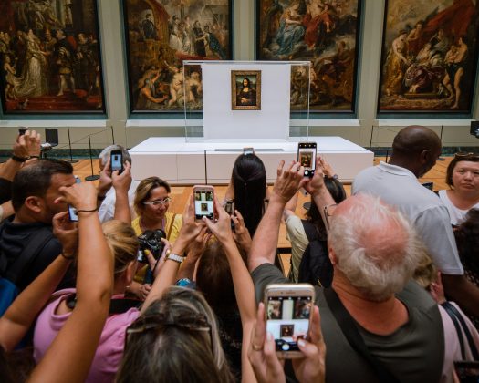 A medida atende a preocupações da diretora do Louvre, Laurence des Cars, que alertou para as condições das instalações, incluindo oscilações de temperatura que podem comprometer a conservação das obras (Foto: Unsplash)