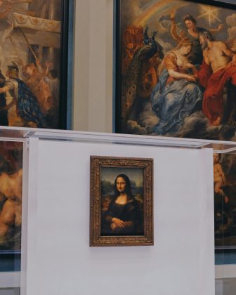 A decisão foi confirmada pelo presidente francês Emmanuel Macron durante uma visita ao museu, onde detalhou o projeto de renovação (Foto; Unsplash)