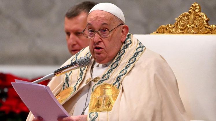 O papa Francisco, de 88 anos, sofreu uma queda em sua residência no Vaticano e machucou o antebraço direito, informou a assessoria da Santa Sé nesta quinta-feira, 16 de janeiro (Foto: X)