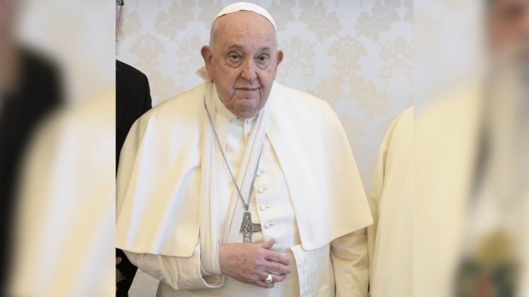 A saúde do pontífice continua sendo um tema de atenção, mas o Vaticano garante que ele segue com suas atividades, adaptando-se às limitações físicas que enfrenta (Foto: X)