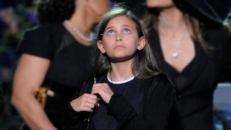 Paris perdeu o pai aos 11 anos, em 2009, quando Michael Jackson faleceu devido a uma intoxicação por propofol (Foto: X)