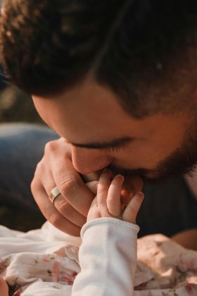 Durante o processo, a mãe não gestante passou por transição de gênero e se identificou como homem trans. O defensor ajustou o pedido para reconhecer a paternidade do autor. Após estudos psicológicos que comprovaram o vínculo com a criança, a juíza Vanessa Aufiero da Rocha acolheu os pedidos da Defensoria (Foto Ilustrativa: Pexels)