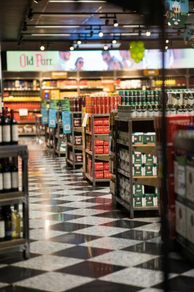 Você já se perguntou o que acontece com os produtos vencidos nos supermercados? (Foto: Pexels)