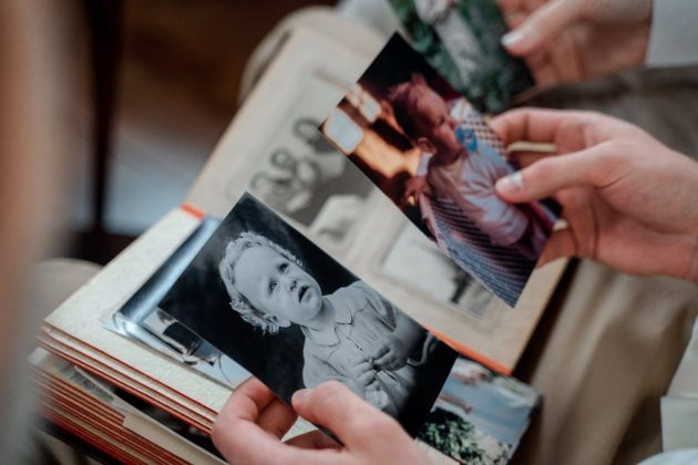 A descoberta da ligação aconteceu de forma surpreendente. Durante a gravidez, Katie ficou nostálgica e decidiu olhar fotos antigas de seu nascimento. Diante disso, ela reconheceu uma figura familiar nas imagens. Era Sharon (Foto: Pexels)