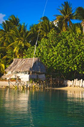 A aventura começou quando os dois realizavam uma travessia rotineira entre ilhas de Kiribati. Durante a noite, no entanto, eles perderam a rota. A partir daí, iniciou-se uma luta diária pela sobrevivência. Para se alimentar, pescavam atuns e, sem água potável, chegaram a beber pequenas quantidades de água do mar. As chuvas eram raras, e muitas vezes ficavam dias sem comer (Foto: Pixabay)