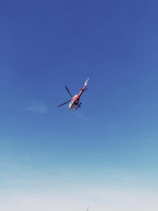 Uma máscara facial infantil foi utilizada antes de ela ser transportada de helicóptero até o quartel local, onde recebeu medicação especializada (Foto: Pexels)