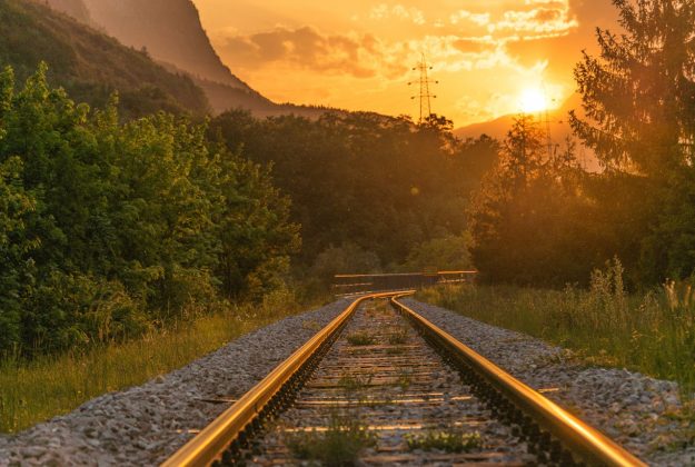 Em Summerville, Hough aponta para os trilhos da ferrovia como um possível fator. O acúmulo de aço antigo poderia gerar faíscas sob certas condições (Foto: Pexels)