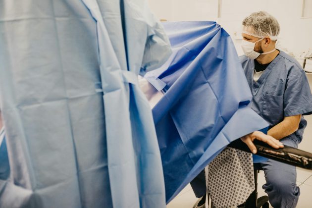 Após dar entrada no hospital com dores intensas no estômago, descobriu que estava em trabalho de parto (Foto Ilustrativa/Pexels)