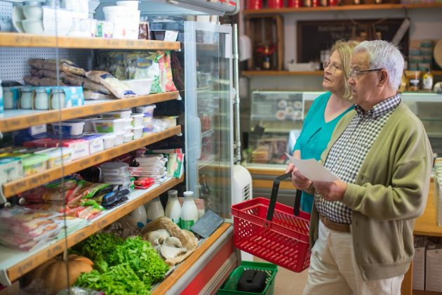 Para evitar descartes, supermercados costumam fazer promoções de produtos próximos à data de vencimento. Porém, quando a validade expira, é preciso retirar os itens das prateleiras (Foto: Pexels)