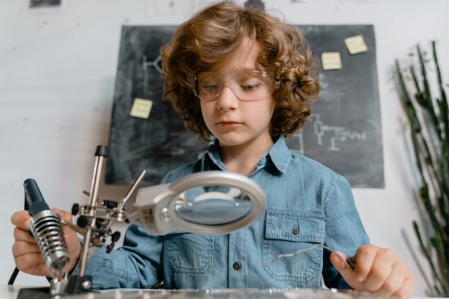 Criança de 8 anos faz descoberta que intrigava cientistas há mais de 100 anos (Foto: Pexels)