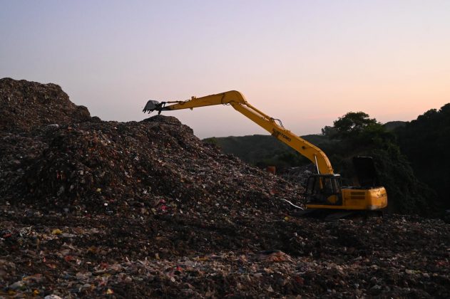 Os alimentos, sejam perecíveis ou não, vão para aterros com tratamentos adequados. Produtos com compostos químicos passam por um processo de tratamento antes do descarte. Já as embalagens recicláveis são encaminhadas para a reciclagem ou reutilizadas por outras indústrias (Foto: Pexels)