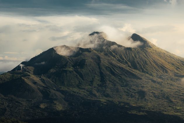 As erupções também geram problemas de saúde e infraestrutura. Cinzas vulcânicas podem causar dificuldades respiratórias, irritações nos olhos e cortes no fornecimento de energia (Foto: Pexels)