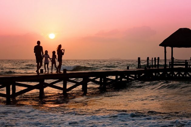 Sua família planejou uma viagem ao exterior e a deixou de fora, alegando orçamento apertado (Foto: Pexels)