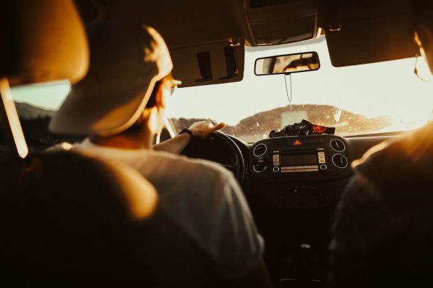 Segundo o g1, o pai e as meninas fizeram uma parada no posto para que todos usassem o banheiro. No entanto, sem notar que as filhas não haviam voltado para o veículo, ele seguiu viagem (Foto: Pexels)