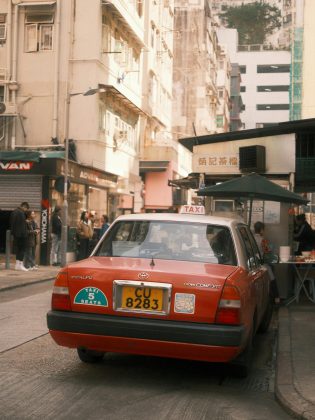 Homem aposta na loteria com número da placa de carro que o fechou no trânsito e ganha 500 mil dólares (Foto: Pexels)