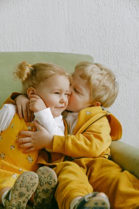 Ela usou eletrodos para medir a atividade cerebral de participantes enquanto observavam fotos de filhotes e bebês. O objetivo era entender como o cérebro reage à fofura (Foto: Pexels)