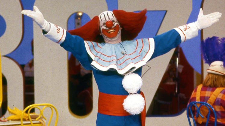 A novidade marca um resgate da trajetória do personagem que fez sucesso nos anos 1980, quando o programa "Bozo no Brasil" estreou na TVS. Em 2025, a atração completa 45 anos (Foto: X)