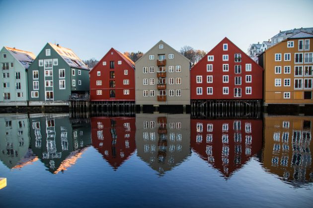 Com o mercado de trabalho aquecido e benefícios atraentes, a Noruega se posiciona como um destino promissor para quem busca estabilidade e crescimento profissional no exterior (Foto: Unsplash)