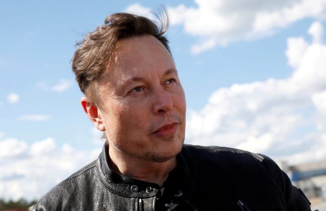 De acordo com Musk, a estrutura de aço inoxidável do Cybertruck foi crucial para conter a força da explosão, direcionando o impacto para cima e evitando danos mais severos, como a quebra das portas de vidro do hotel (Foto: X)