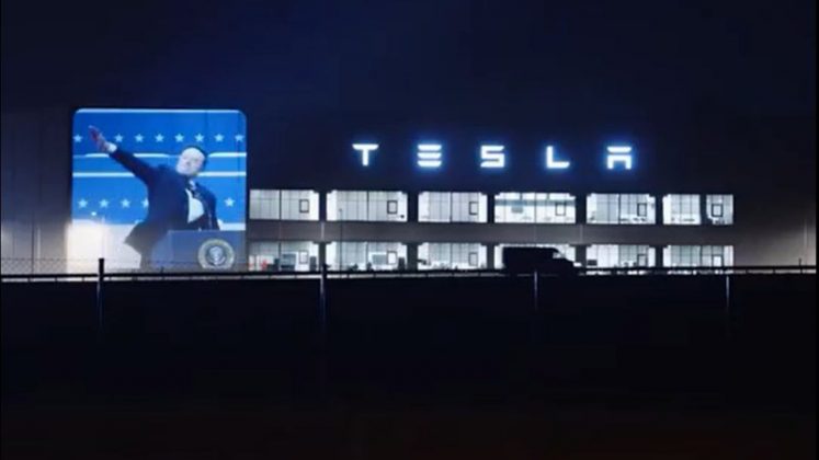 A Promotoria alemã iniciou uma investigação sobre a exibição de mensagens polêmicas projetadas na fachada da fábrica da Tesla em Grünheide (Foto: X)