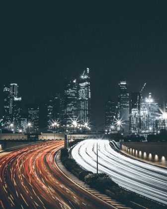 Por exemplo, dois minutos em uma nave viajando quase à velocidade da luz poderiam equivaler a seis dias na Terra (Foto: Unsplash)