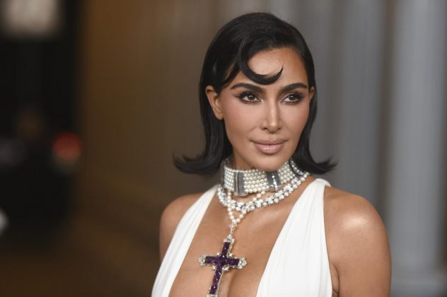 Kim Kardashian se posicionou nas redes sociais em defesa dos detentos que atuam como bombeiros na Califórnia, uma profissão arriscada que tem gerado discussões sobre remuneração e condições de trabalho (Foto: X)