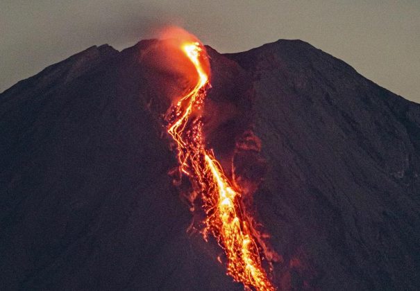 Seis vilarejos estão sendo esvaziados, incluindo a vila de Soa Sangaji, localizada nas proximidades do vulcão (Foto: X)