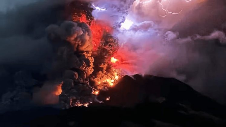 As autoridades continuam monitorando o Monte Ibu e outras regiões de risco, enquanto a evacuação e os esforços de assistência seguem em andamento (Foto: X)