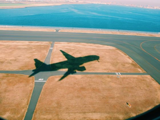 O episódio, ocorrido durante a mudança de sua família da Nova Zelândia para a Austrália, foi provocado por um equívoco da companhia aérea responsável (Foto: Unsplash)